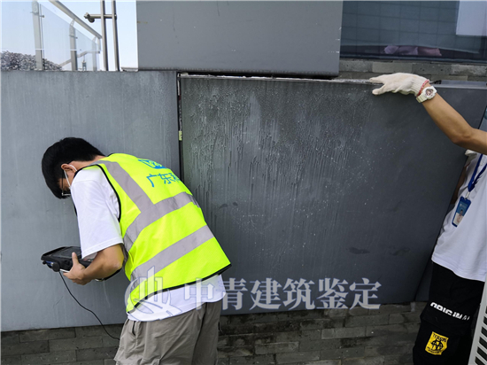 房屋出現(xiàn)裂縫找什么機構來鑒定？